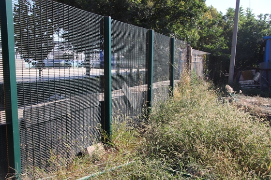 Pvc Coated 3mm Security Steel Fence 76.2x12.7mm Hole Size