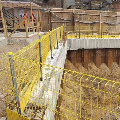 Barrera de protección de borde de fácil instalación con ensamblaje sin herramientas para una configuración rápida