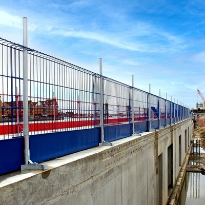 Barrera de protección con borde de pie reforzado con anclajes de púa para el suelo