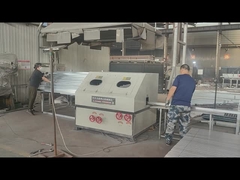 Los postes de la cerca están siendo perforados para fijar accesorios