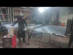 Los postes de la cerca están siendo soldados en el tamaño requerido por el cliente.