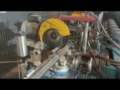 El poste de melocotón está siendo cortado en el tamaño requerido por el cliente