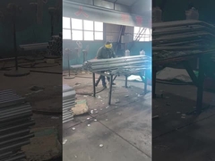 El conector de la cerca está siendo soldado al poste de la cerca