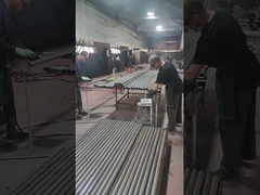 Se están soldando accesorios de barandilla a los postes de la barandilla