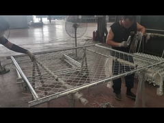 La valla de alambre está siendo conectada al marco.