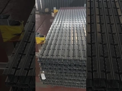 Los postes de guardia están siendo apilados.