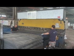 Valla de malla siendo doblada por una máquina