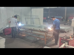 Valla de seguridad siendo soldada