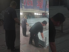 Los postes de la cerca están siendo pulidos y apilados