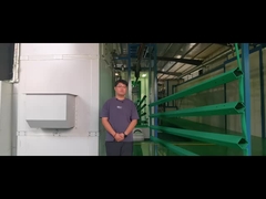 el poste cuadrado está cubierto de polvo