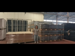 Barrera de protección perimetral compacta con diseño apilable