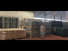 Barrera de protección con borde de pie reforzado con anclajes de púa para el suelo