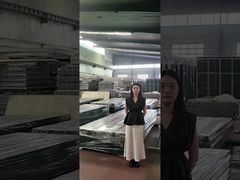 Recinto de malla de alambre de púas de la estación de tren